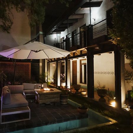 Yox Hotel Boutique San Cristobal de las Casas Exterior photo The hotel's courtyard at night