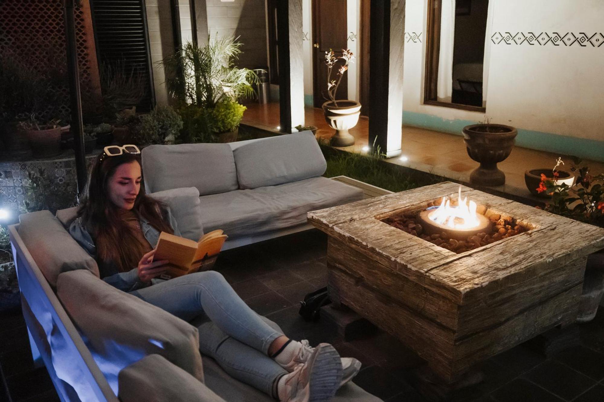 Yox Hotel Boutique San Cristobal de las Casas Exterior photo A woman reading a book in a hotel